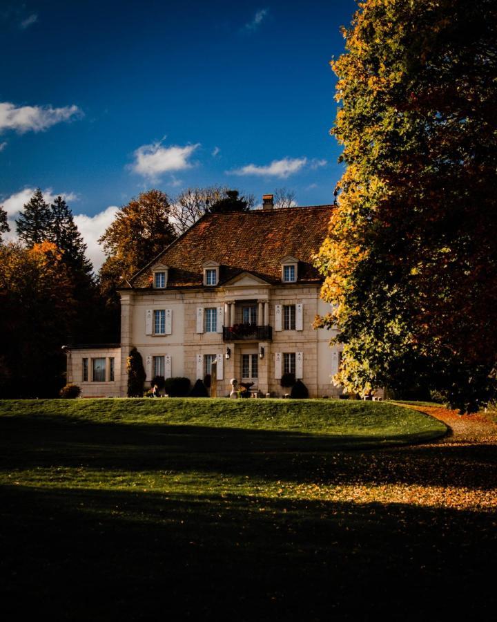 Appartement Douces Heures Avec Parking Couvert Prive Le Locle Bagian luar foto