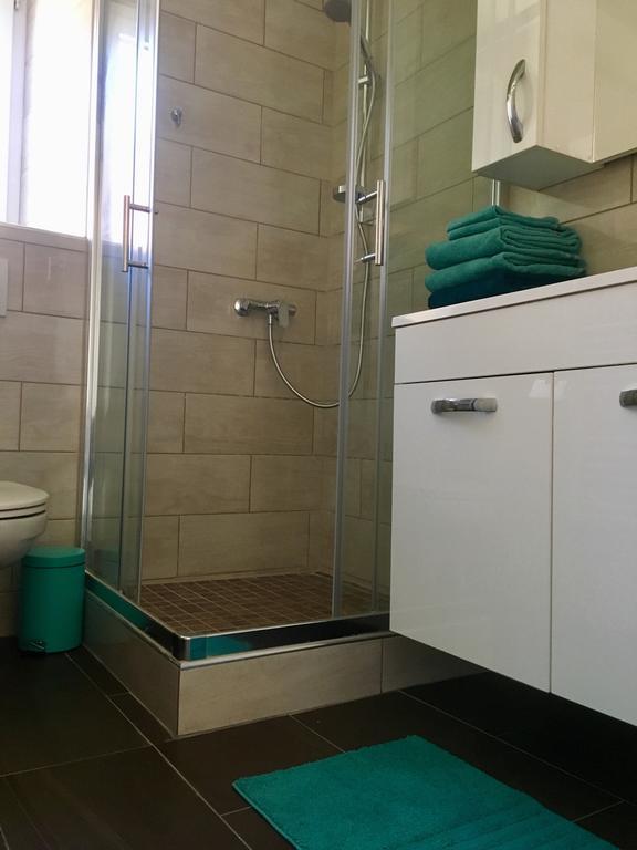 Appartement Douces Heures Avec Parking Couvert Prive Le Locle Bagian luar foto