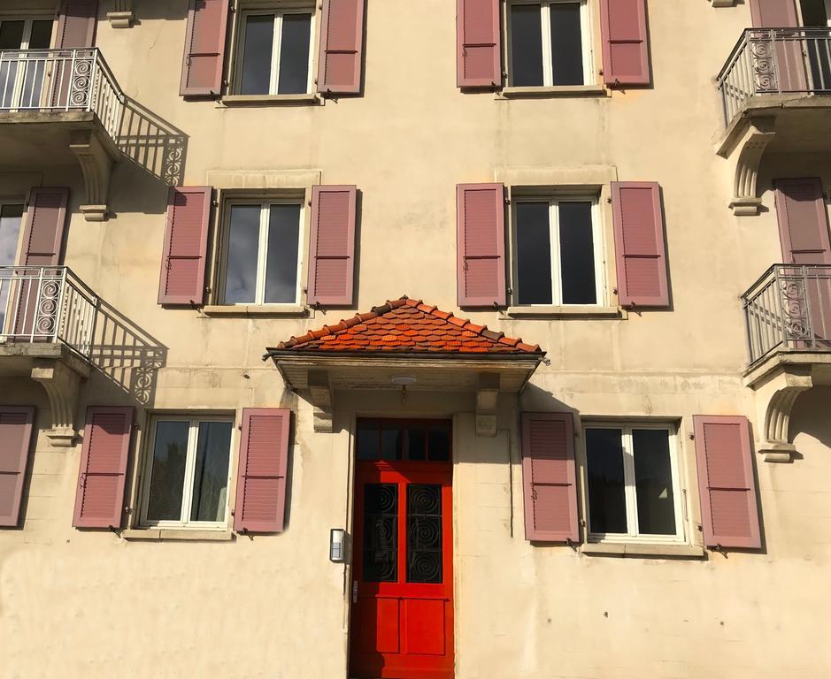 Appartement Douces Heures Avec Parking Couvert Prive Le Locle Bagian luar foto