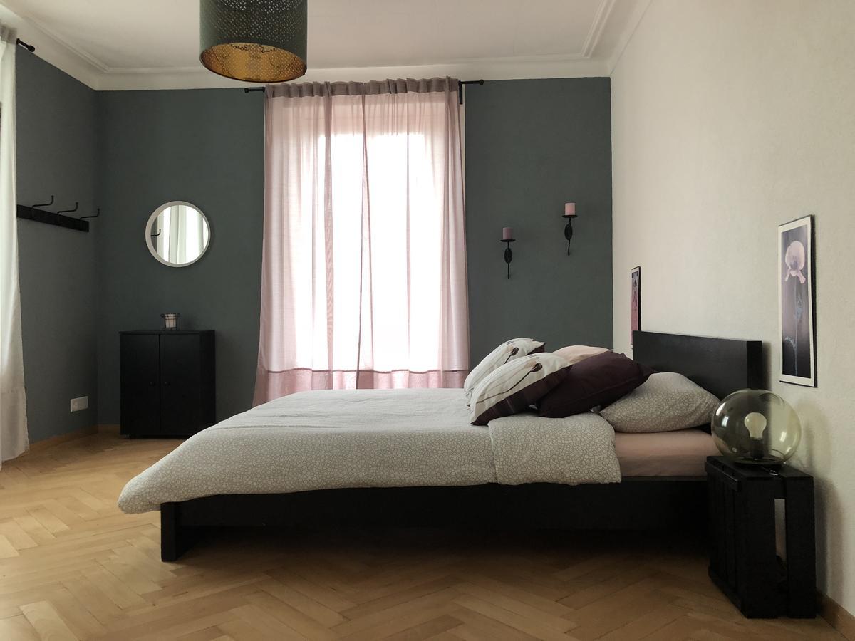 Appartement Douces Heures Avec Parking Couvert Prive Le Locle Bagian luar foto