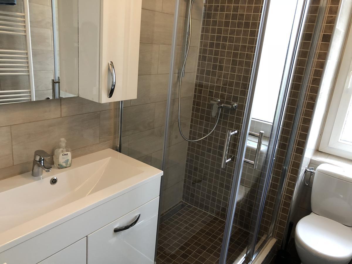 Appartement Douces Heures Avec Parking Couvert Prive Le Locle Bagian luar foto